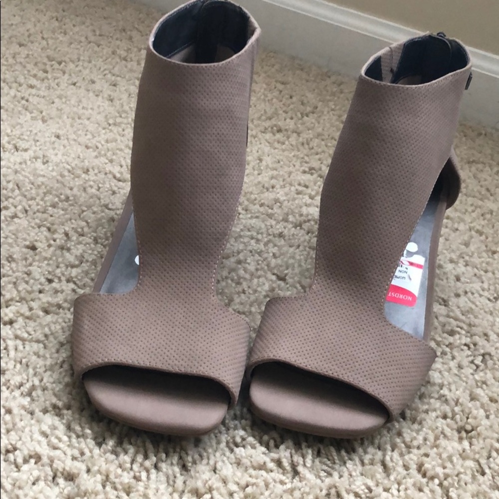 KENNETH COLE CUTOUT SANDAL